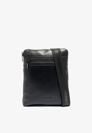 Sac bandoulière en cuir noir avec poche avant zippée, large bandoulière réglable et logo embossé "Momodesign" en bas sur le devant.