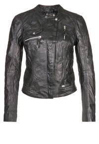Schwarze Leder-Motorradjacke mit tailliertem Schnitt, Reißverschlusstaschen, Stehkragen und dezent gewellter Textur. Mit Metallakzenten.