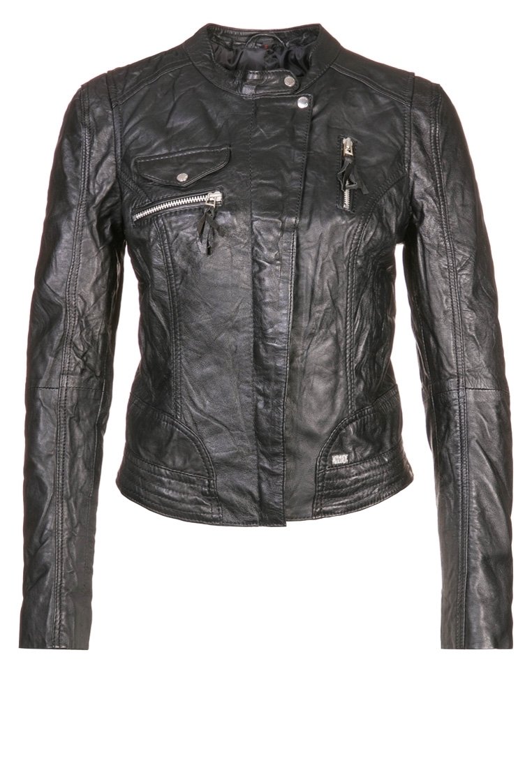 Schwarze Leder-Motorradjacke mit tailliertem Schnitt, Reißverschlusstaschen, Stehkragen und dezent gewellter Textur. Mit Metallakzenten.