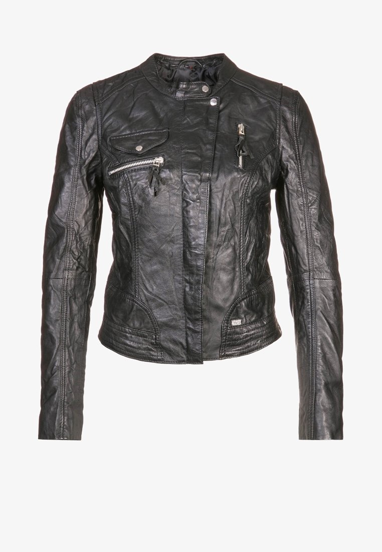 Schwarze Leder-Motorradjacke mit tailliertem Schnitt, Reißverschlusstaschen, Stehkragen und dezent gewellter Textur. Mit Metallakzenten.