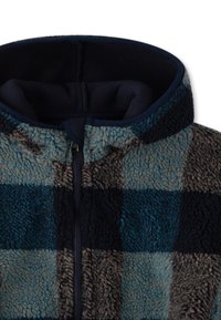 Fleecejacke mit Reißverschluss vorne, hohem Kragen und einem Schachbrettmuster in Blau-, Dunkelblau- undBrauntönen.