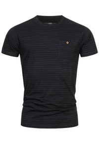 Schwarzes T-Shirt mit kurzen Ärmeln und horizontalen Streifen in Blau, Orange und Weiß. Verfügt über eine Brusttasche und ein kleines, kreisförmiges Akzent.
