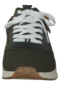 Chaussure de sport en maille verte avec des lacets blancs, une languette rembourrée, une semelle en caoutchouc et des accents texturés. Présente un logo sur le côté et la languette.