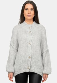 Cardigan lavorato a maglia grigio chiaro con colletto alto, texture spessa, maniche oversize e bottoni rotondi. Presenta un fit morbido e orlo a costine.