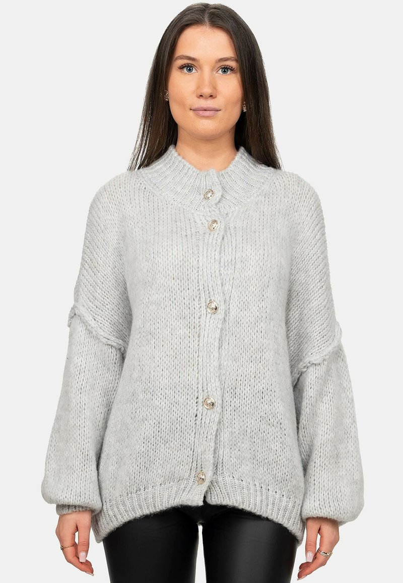 Cardigan lavorato a maglia grigio chiaro con colletto alto, texture spessa, maniche oversize e bottoni rotondi. Presenta un fit morbido e orlo a costine.