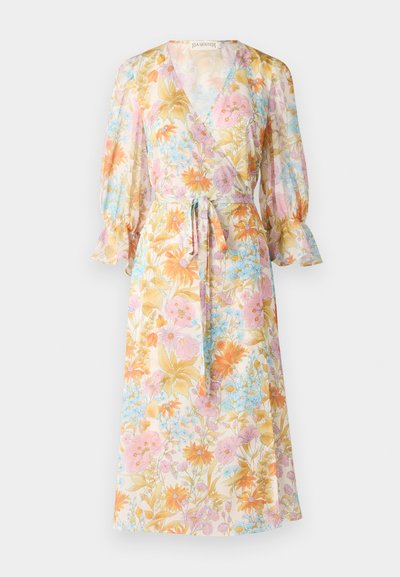 Vestido envelopado floral em tecido leve e transparente. Apresenta um decote em V, mangas longas com punhos de volantes e uma cintura com laço. As cores incluem tons pastel e amarelos.