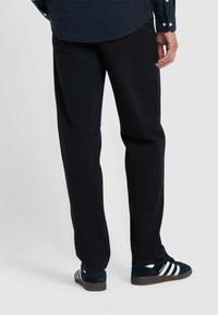 Farah NORWOOD  - Pantalon classique - black