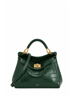 Sac à main en cuir synthétique vert foncé effet crocodile avec fermoir doré, une poignée supérieure simple et une bandoulière amovible.