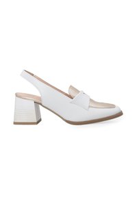 Bílé slingback boty s masivním texturovaným podpatkem a kovovým akcentem na špičce. Hladký kožený svršek a jemné detaily prošívání.