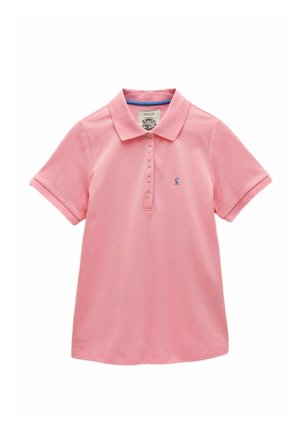 Pinkes Polo-Shirt mit kurzen Ärmeln, Kragen, fünf Knöpfen und einem kleinen blauen gestickten Logo auf der linken Brust.