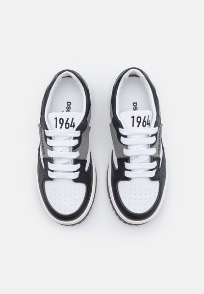 Sneakers in pelle bianca e nera con accenti grigi, punta perforata, lacci bianchi e il testo "DSQUARED2 1964" sulla linguetta.