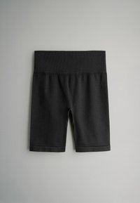 Fekete, texturált anyagból készült, középhosszúságú rövidnadrág széles, rugalmas derékrésszel; egyszerű kialakítás minták vagy díszek nélkül.