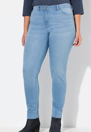 Světle modré skinny džíny vyrobené z denimu, s vysokým pasem, předními kapsami a jemnými ozdobami na látce.