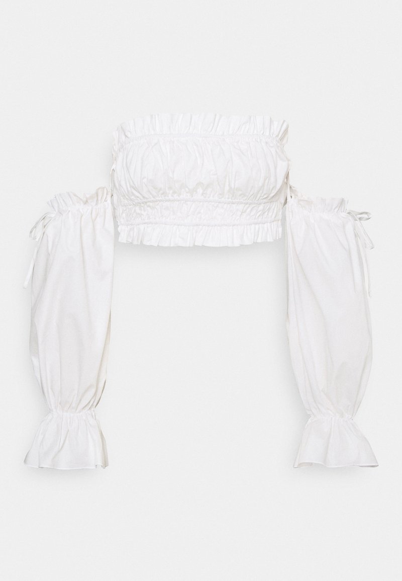 Crop top blanc épaules dénudées avec bords à volants et longues manches bouffantes, resserrées aux poignets et aux épaules par des liens.