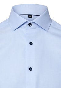 Camicia da uomo azzurro chiaro con trama, colletto largo e tre bottoni blu scuro visibili sulla pattina frontale.