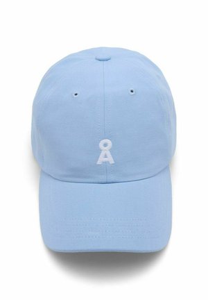 Cappellino da baseball azzurro chiaro con piccolo simbolo bianco ricamato che ricorda una serratura stilizzata al centro davanti.