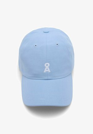 Cappellino da baseball azzurro chiaro con piccolo simbolo bianco ricamato che ricorda una serratura stilizzata al centro davanti.