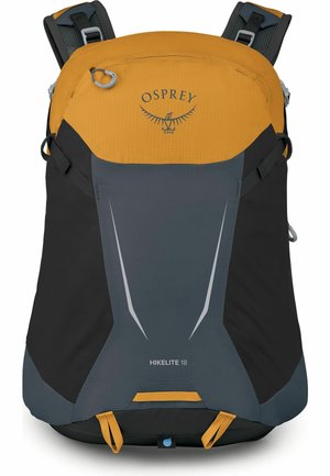 Zaino Osprey Hikelite 18 in giallo senape e grigio con pannelli laterali neri, spallacci imbottiti e logo frontale.
