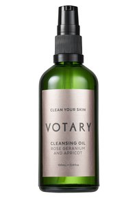Bottiglia di vetro verde con una pompa nera. L'etichetta presenta dettagli in argento e il testo: "VOTARY Olio Struccante Rosa Geranio e Albicocca."