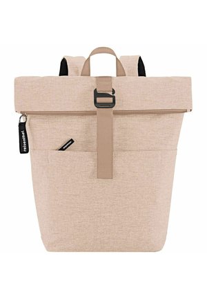 Zaino a rouleau beige con tessuto testurizzato, accessori in metallo nero, spallacci regolabili, tasca frontale e anello per attaccare accessori.