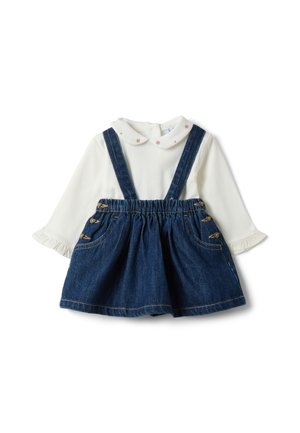 Weißes Babyshirt mit langen Ärmeln, Rüschenkragen und bestickten Blumen, kombiniert mit blauem Denim-Latzrock.
