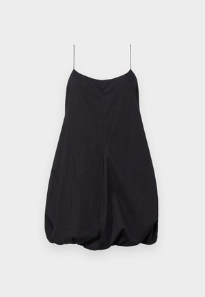 Rochie neagră cu bretele subțiri, siluetă liberă, textură plisată în partea de jos și material neted, ușor.