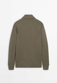 Olijfgroene gebreide cardigan met kraag, lange mouwen, geribbelde manchetten en zoom. Soepele textuur en eenvoudig ontwerp, zonder zichtbare patronen of accessoires.