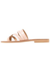 Flad sandal med tre blanke lyserøde straps med krokodillemønster og en lav brun sål, vist fra siden på en hvid baggrund.
