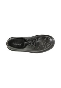 Scarpa in pelle nera con punta arrotondata, chiusura con lacci e dettagli borchiati sulla punta. Struttura liscia e suola resistente. Marca: Café Noir.