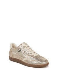 Sneakers metallici oro con texture liscia, caratterizzati da accenti beige chiaro, design perforato, punta arrotondata e suola piatta in gomma.