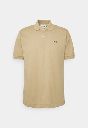 Beiges Poloshirt aus Baumwollstoff mit umgeschlagenem Kragen, kurzen Ärmeln und kleinem grünem Logo auf der Brust. Klassischer Schnitt.