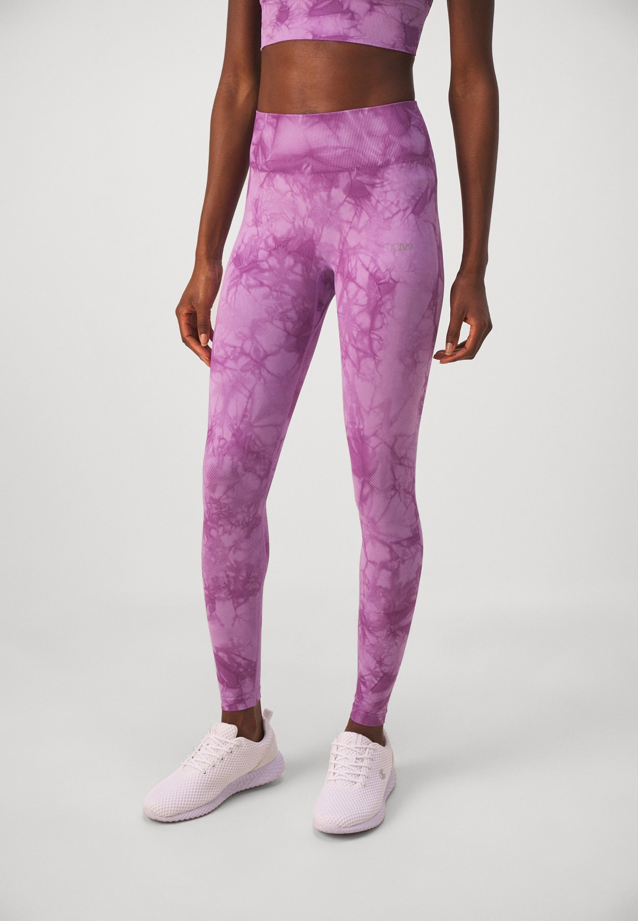 DEFINE SEAMLESS TIE DYE