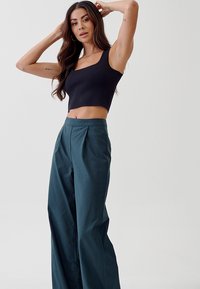 TUSSAH DREW TROUSERS - Auduma bikses - emerald