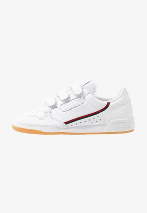 Sneaker bianca in pelle con tre cinturini in Velcro, striscia di accento rossa e verde, design perforato e suola in gomma. Presenta il marchio Adidas.