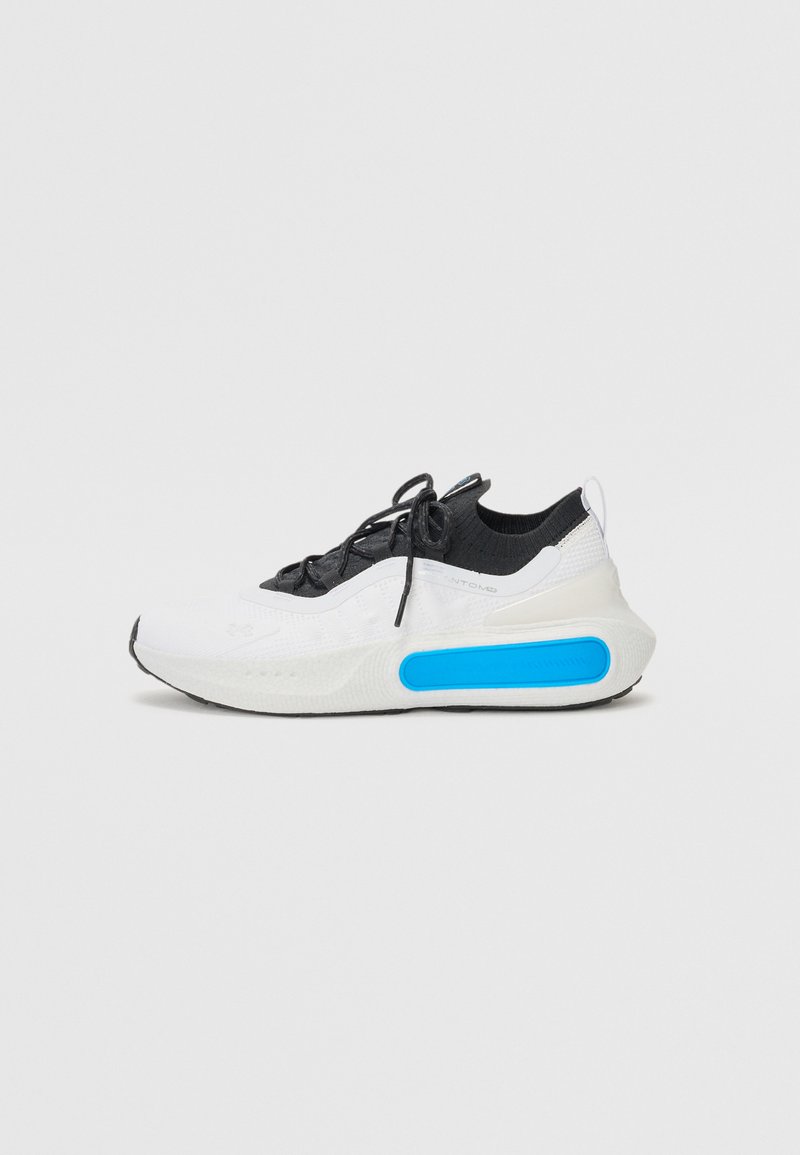 Sneaker mit einem Obermaterial aus weißem und schwarzem Mesh, schwarzen Schnürsenkeln und einem auffälligen blauen Gummiakkzent an der Sohle. Rundliche Zehenform, strukturierter Design.