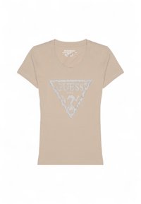 T-shirt a maniche corte color sabbia con logo triangolare argentato e testo "GUESS?" e "U.S.A.", realizzato in tessuto morbido ed elasticizzato.