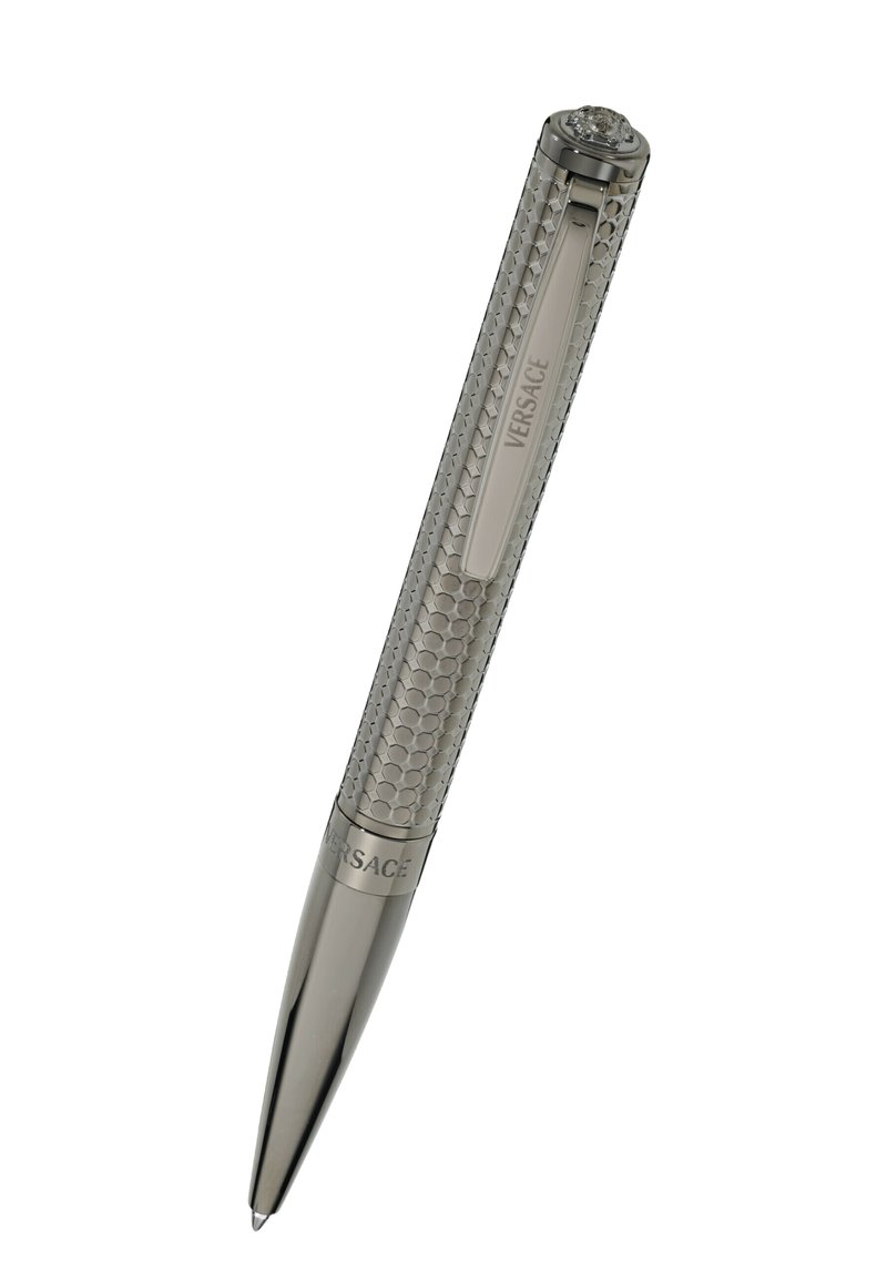 Bolígrafo plateado con un agarre hexagonal texturizado, marca Versace en el barril y una punta afilada para escribir.