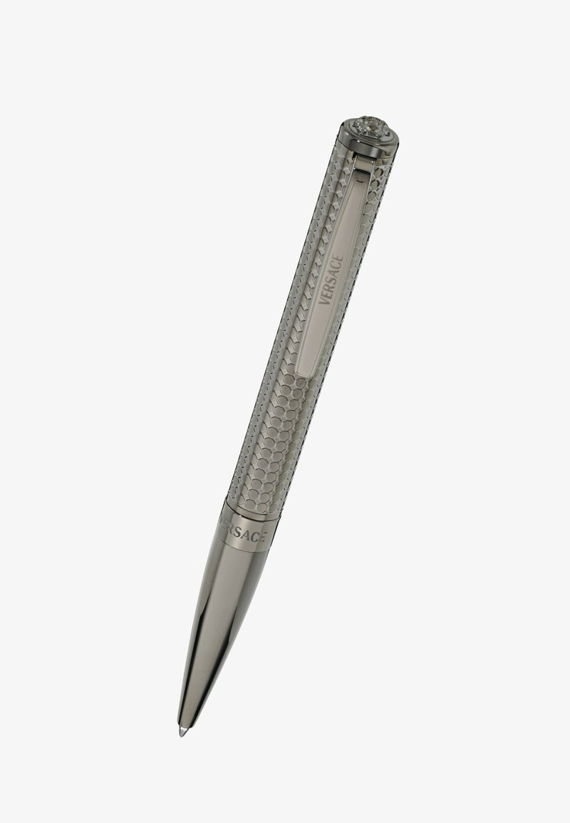 Bolígrafo plateado con un agarre hexagonal texturizado, marca Versace en el barril y una punta afilada para escribir.