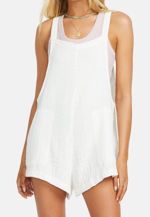 Valkoiset puuvillasekoitehaalarit, joissa on teksturoitu kangas, leveät olkaimet, kaksi etutaskua ja rento istuvuus, leikkaus polvien yläpuolelle.