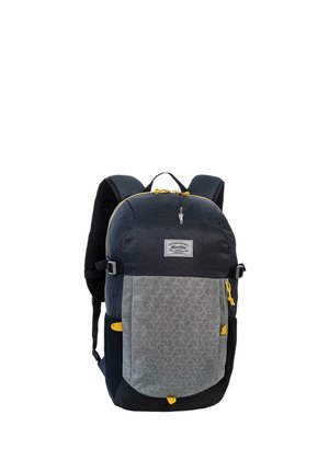 Zwarte en grijze rugzak met geometrisch patroon op het voorvak, gele ritsen, gevoerde schouderbanden en een handvat bovenop.