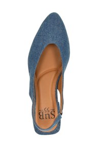 Denim stof slingback schoen, spitse neus, bruine binnenzool en logo detail. Lichtblauwe kleur met een gladde textuur en ronde hak.