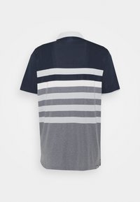 Polo triko s námořnicko-modrým a šedým pruhovaným designem, krátkými rukávy a límečkem. Vyrobeno z hladkého materiálu, s kontrastními pruhy.