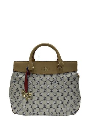 Beige und braun gemusterte Handtasche mit zwei Griffen, einer roten Schleife und einem goldenen Anhänger in Form eines geflügelten Pferdes.