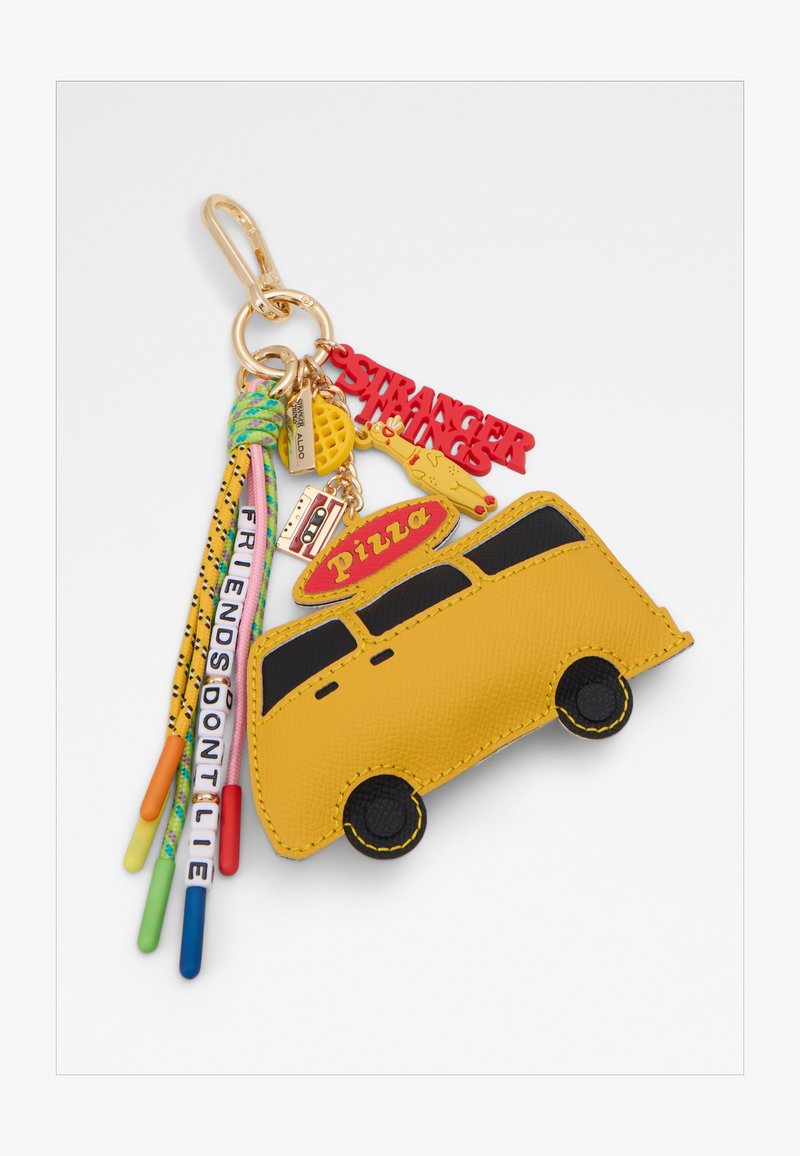 Żółty brelok w kształcie furgonetki pizzy z napisami "Stranger Things" i "Przyjaciele nie kłamią" na kolorowych sznureczkach, przymocowany do złotego klipsa.