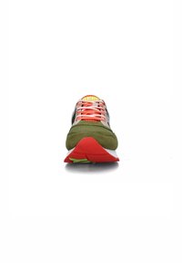 Sneaker verde oliva con lacci arancioni, tomaia in mesh, accenti rossi e suola in gomma con una forma distintiva e dettagli testurizzati.