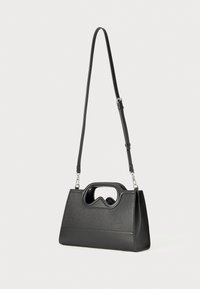 Borsa nera realizzata in materiale sintetico testurizzato. Presenta un design strutturato, manico con taglio e tracolla regolabile.