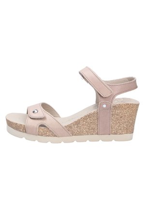 Sandale compensée beige avec semelle en liège, brides ajustables en Velcro à la cheville et aux orteils, et un bouton décoratif sur la bride avant.