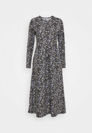 Langsleeve midi-jurk met een donker bloemenpatroon in grijstinten, wit en beige op een zwarte achtergrond.