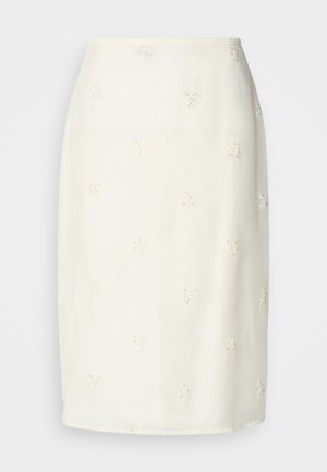 Saia branca até ao joelho, feita de um tecido leve, com delicadas bordaduras florais e subtis detalhes de contas por toda a parte.