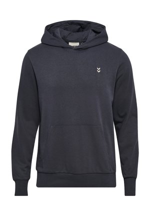 Dunkelblauer Kapuzenpullover mit langen Ärmeln, Kängurutasche vorne und kleinem weißen Chevron-Logo auf der linken Brust.